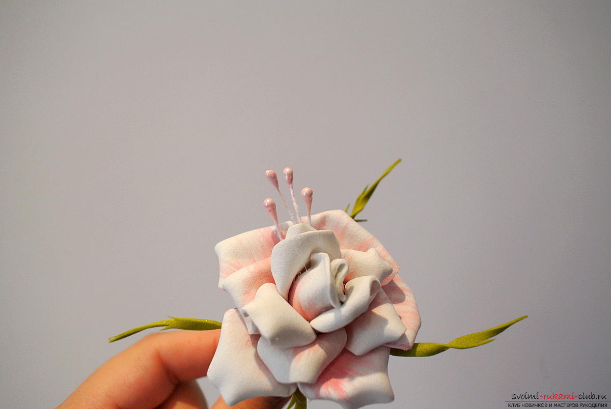 Мастер-класс поможет создать бутоньерку, для которой цветы изготавливаются своими руками из фоамирана.. Фото №14